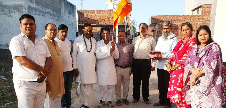 तीन राज्यों में भाजपा की सफलता पर हर्ष, हाथरस में भाजपाइयों ने एक-दूसरे का कराया मुंह मीठा, आतिशबाजी कर मनाया जश्न
