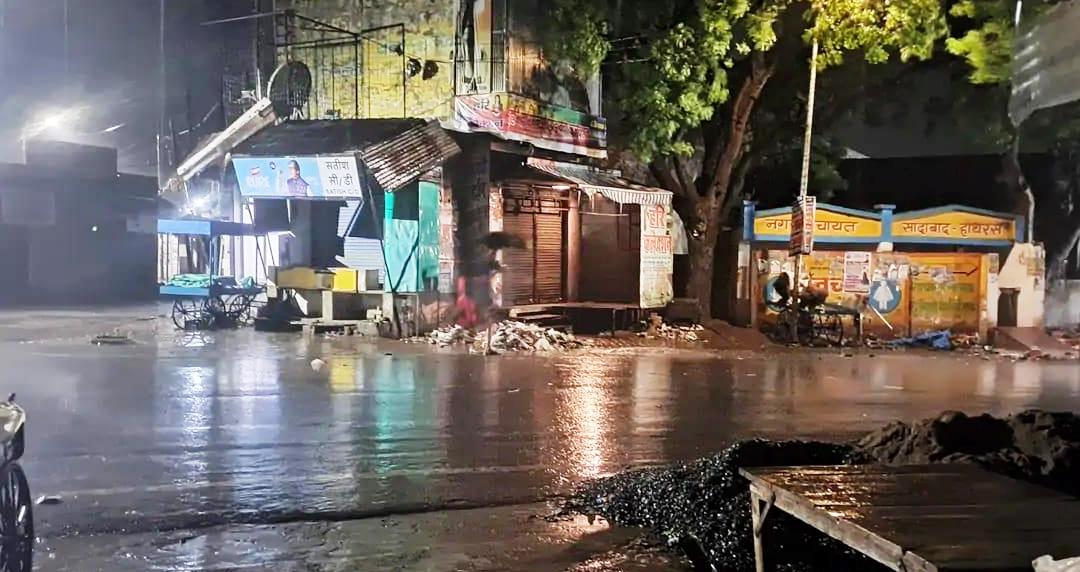 सादाबाद : गर्मी से राहत लेकिन जलभराव बना समस्या, सोमवार तड़के हुई बारिश के बाद मौसम ने ली करवट