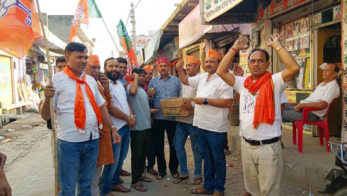 भाजपा की प्रचंड जीत पर जश्न ही जश्न, सादाबाद कस्बे से लेकर देहात तक भाजपा कार्यकर्ताओं ने बांटी मिठाई।