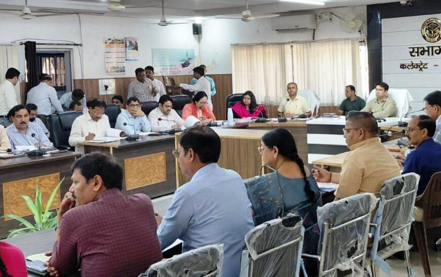 आने वाली पीढ़ियों के लिए सुरक्षित होगा हाथरस का इतिहास, गजेटियर निर्माण के लिए कलेक्ट्रेट में हुई बैठक, जनपद से जुड़े ऐतिहासिक तथ्य और दस्तावेज प्रशासन से करें साझा