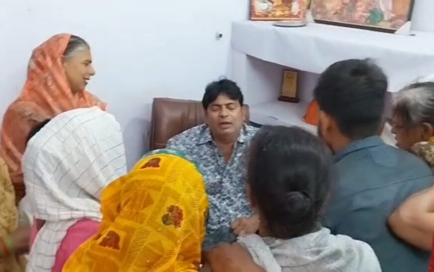 सलेमपुर बिजली घर पर फूटा महिलाओं का गुस्सा, स्मार्ट मीटर उखाड़कर दफ्तर में जमा किए
