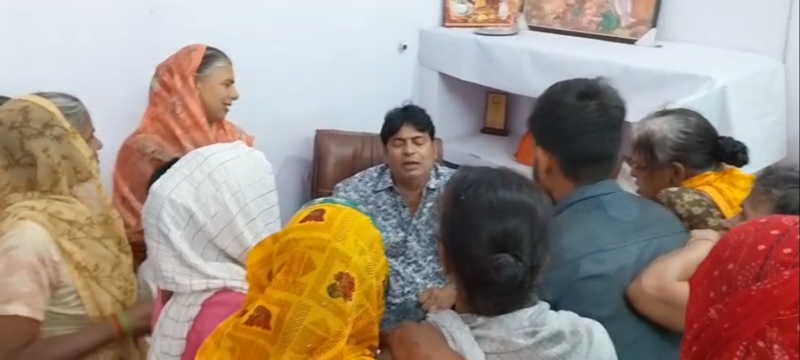 सलेमपुर बिजली घर पर फूटा महिलाओं का गुस्सा, स्मार्ट मीटर उखाड़कर दफ्तर में जमा किए