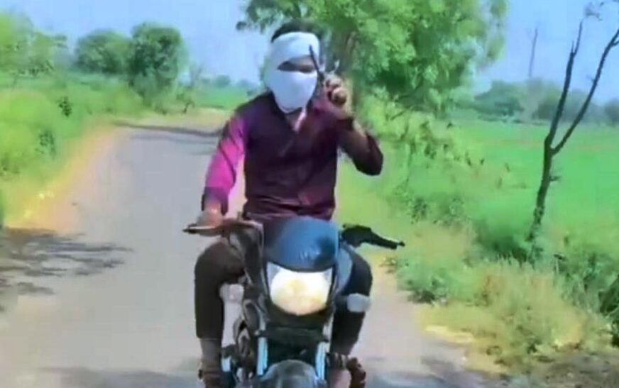 फेमस होने की सनक में अपराध की दल-दल में फंस रहे युवा, सासनी में बाइक पर तमंचा लहराते युवक का वीडियो वायरल, पुलिस तलाश में जुटी