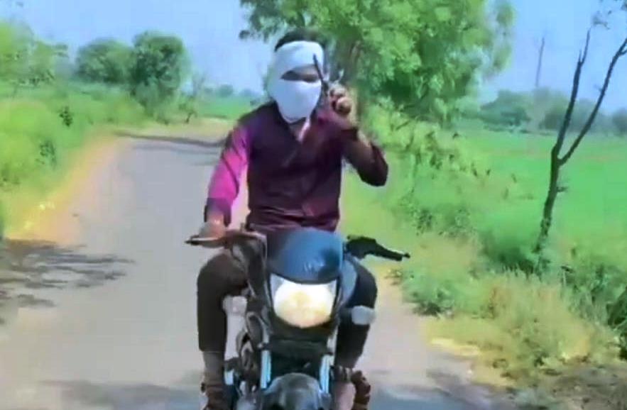 फेमस होने की सनक में अपराध की दल-दल में फंस रहे युवा, सासनी में बाइक पर तमंचा लहराते युवक का वीडियो वायरल, पुलिस तलाश में जुटी