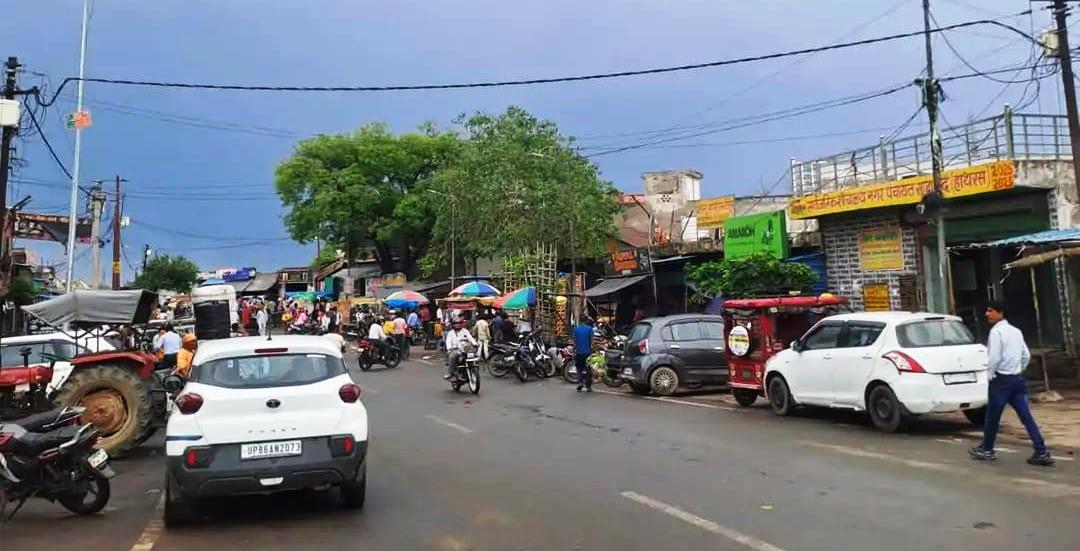 सादाबाद : बारिश के बाद सादाबाद के कई इलाके में पानी-पानी, कई जगह जलभराव बना मुसीबत, नगर पंचायत बेफिक्र