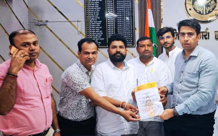 सासनी कोतवाली चौराहे पर भगवान परशुराम की प्रतिमा स्थापना हेतु जिलाधिकारी को सौंपा ज्ञापन