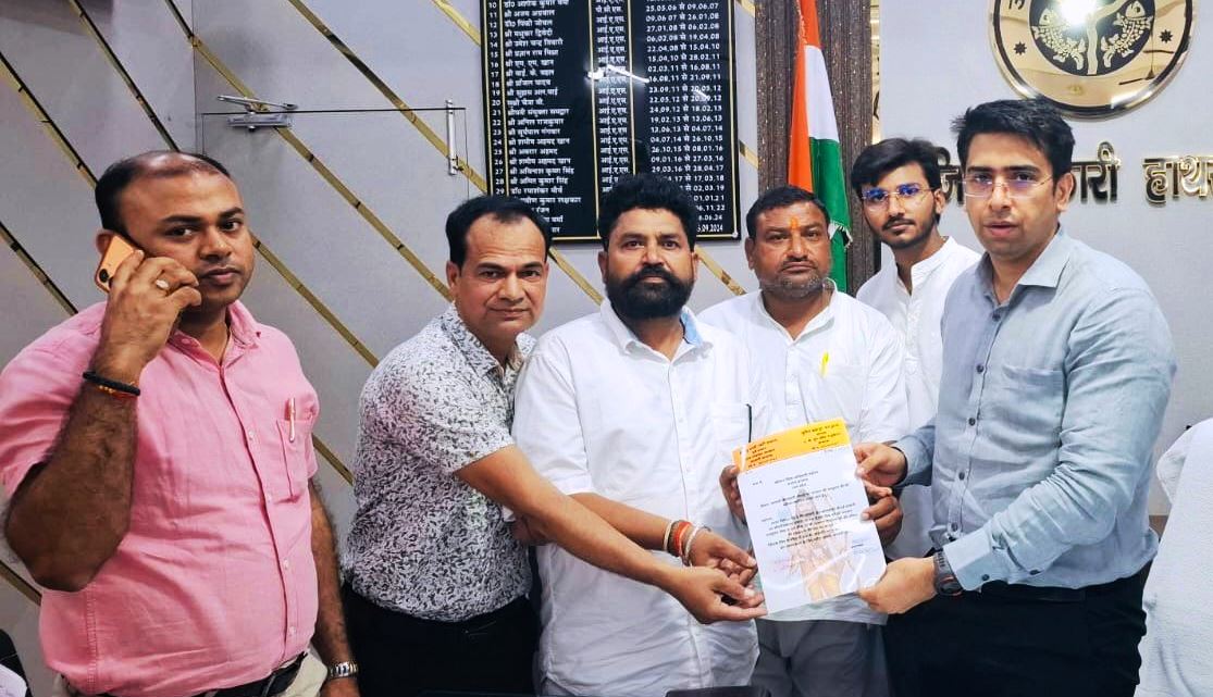 सासनी कोतवाली चौराहे पर भगवान परशुराम की प्रतिमा स्थापना हेतु जिलाधिकारी को सौंपा ज्ञापन