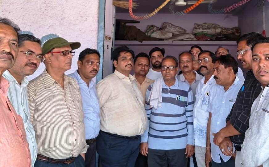 मंडी समिति में हुई चोरी पर भड़के व्यापारी, मंडी सचिव के व्यवहार पर जताया रोष, हाथरस गेट पुलिस ने दिया चोरी के खुलासे का आश्वासन