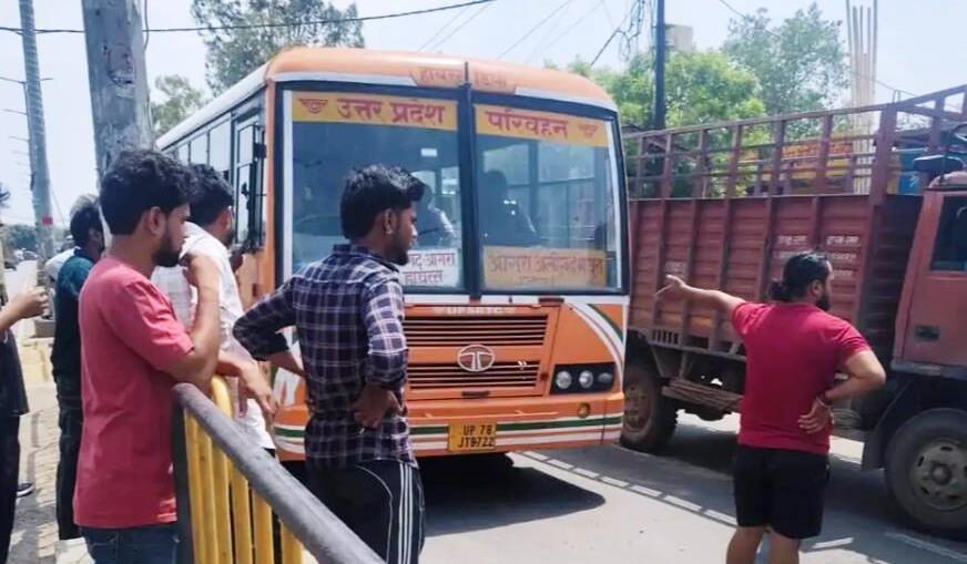 रोडवेज बस चालक से मारपीट का आरोप, हाथरस रोड पर कार से टकराई रोडवेज बस, पुलिस ने कार सवारों को हिरासत में लिया