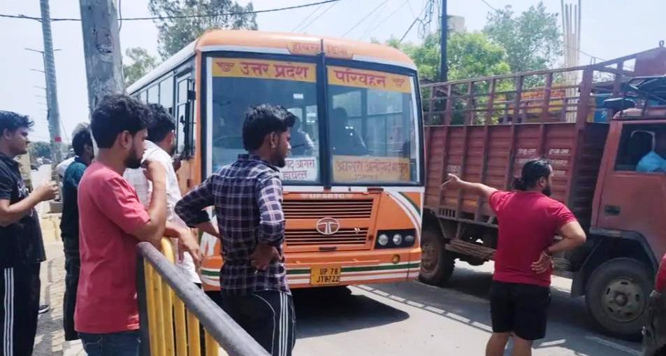 रोडवेज बस चालक से मारपीट का आरोप, हाथरस रोड पर कार से टकराई रोडवेज बस, पुलिस ने कार सवारों को हिरासत में लिया