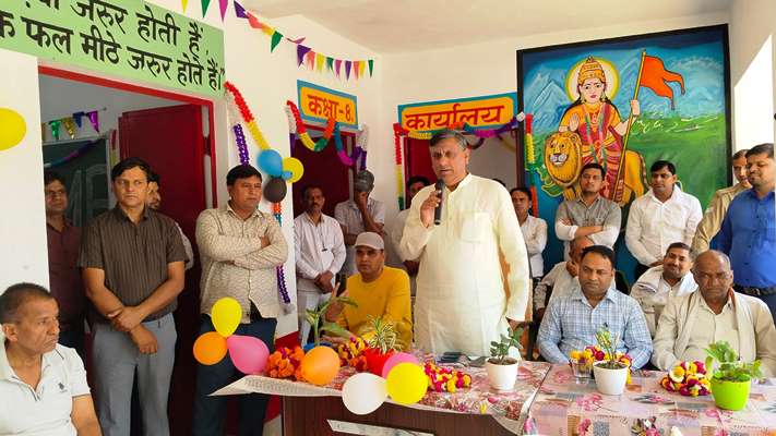 सादाबाद : नवनिर्मित विद्यालय भवन का लोकार्पण, नगला रमझू में विधायक और ब्लॉक प्रमुख ने फीता काटकर किया शुभारंभ