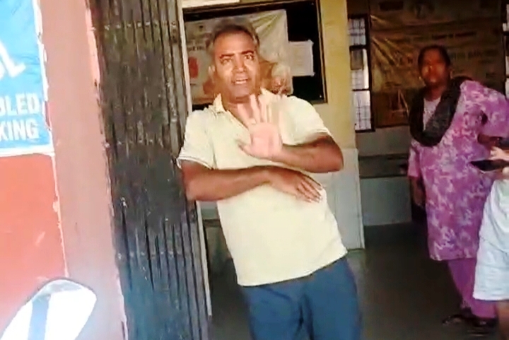 स्वास्थ्य केंद्र में नेकर-टीशर्ट पहनकर ड्यूटी कर रहे डॉक्टर, वीडियो वायरल होने पर मचा हड़कंप, डॉक्टर बोला – DM को बुला लो, PM को बुला लो… मैं काम नहीं करूंगा!