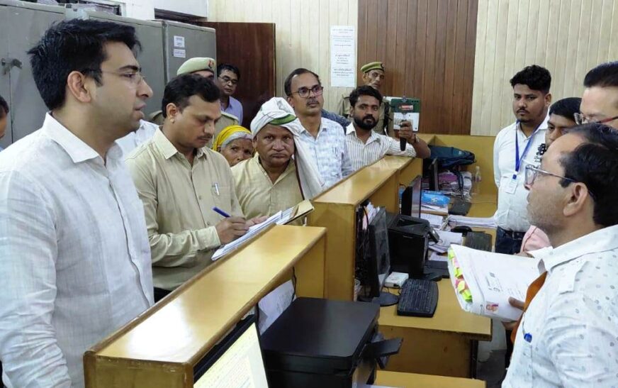 डीएम के औचक निरीक्षण से कलेक्ट्रेट में हड़कंप, फरियादी की पीड़ा सुन पूर्ति कार्यालय पहुँचे जिलाधिकारी, बोले – राशन कार्ड के पात्रों को कार्यालय के चक्कर लगवाए तो होगी कार्रवाई