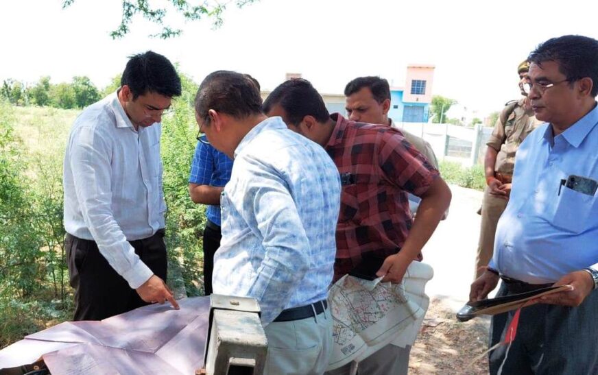 हाथरस में प्रस्तावित ट्रांसपोर्ट नगर के लिए डीएम ने खंगाली जमीन, सोखना और ढकपुरा क्षेत्र का किया निरीक्षण, अधिकारियों को भूमि संबंधी अभिलेख प्रस्तुत करने के निर्देश