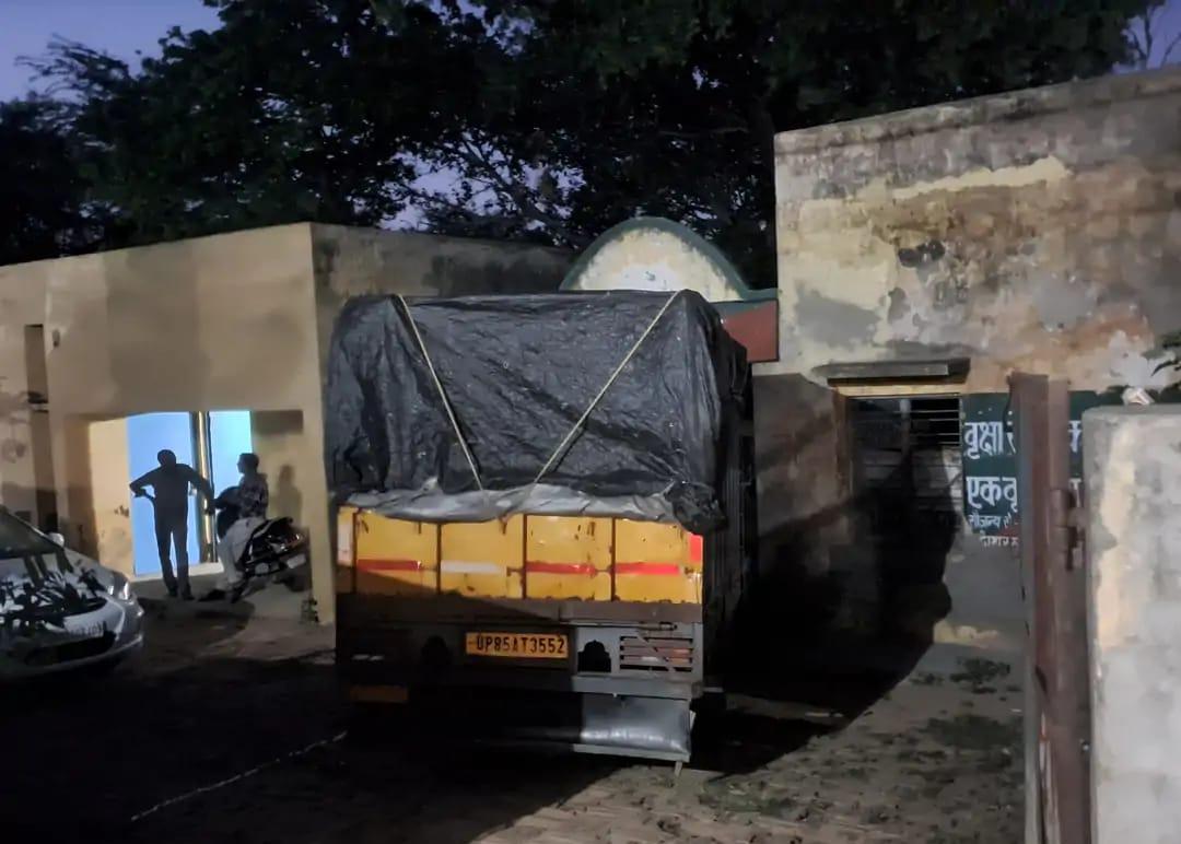 सादाबाद : हरी लकड़ी से लदी मैक्स लोडर पकड़ी, सूचना मिलने पर वन विभाग की टीम ने आगरा रोड पर की कार्रवाई