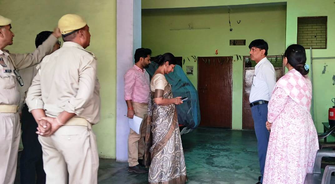 सासनी में प्रसव के दौरान गर्भवती महिला और नवजात की मौत के बाद प्रशासन की बड़ी कार्यवाही, अस्पताल को सीज किया