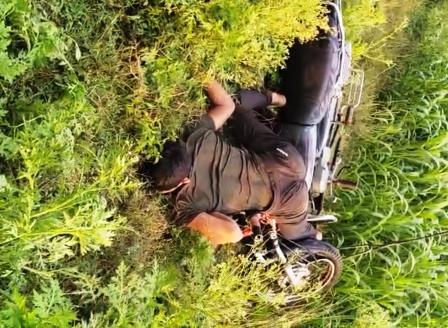 सड़क किनारे घायल अवस्था में मिला युवक का शव, पास में पड़ी थी क्षतिग्रस्त बाइक, परिजनों ने जताई हत्या की आशंका