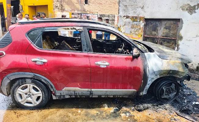 खड़ी कार में अचानक आग लगने से मचा हड़कंप, फायर ब्रिगेड ने आग पर पाया काबू, शार्ट-सर्किट से हादसे की आशंका