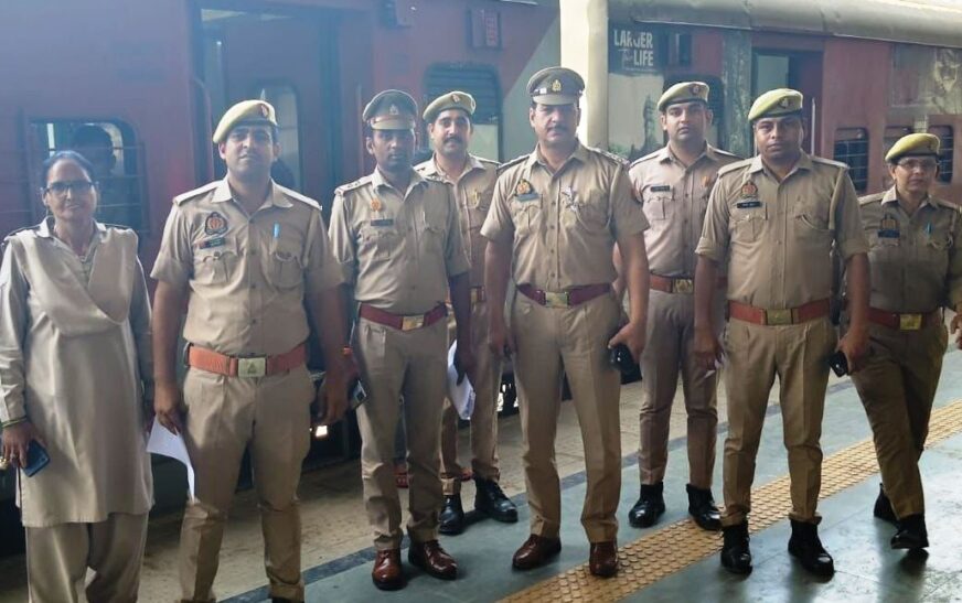 मानव तस्करी के खिलाफ पुलिस ने चलाया जागरूकता अभियान, रेलवे स्टेशन पर दी जानकारी, लालच और शोषण से बचने की सलाह
