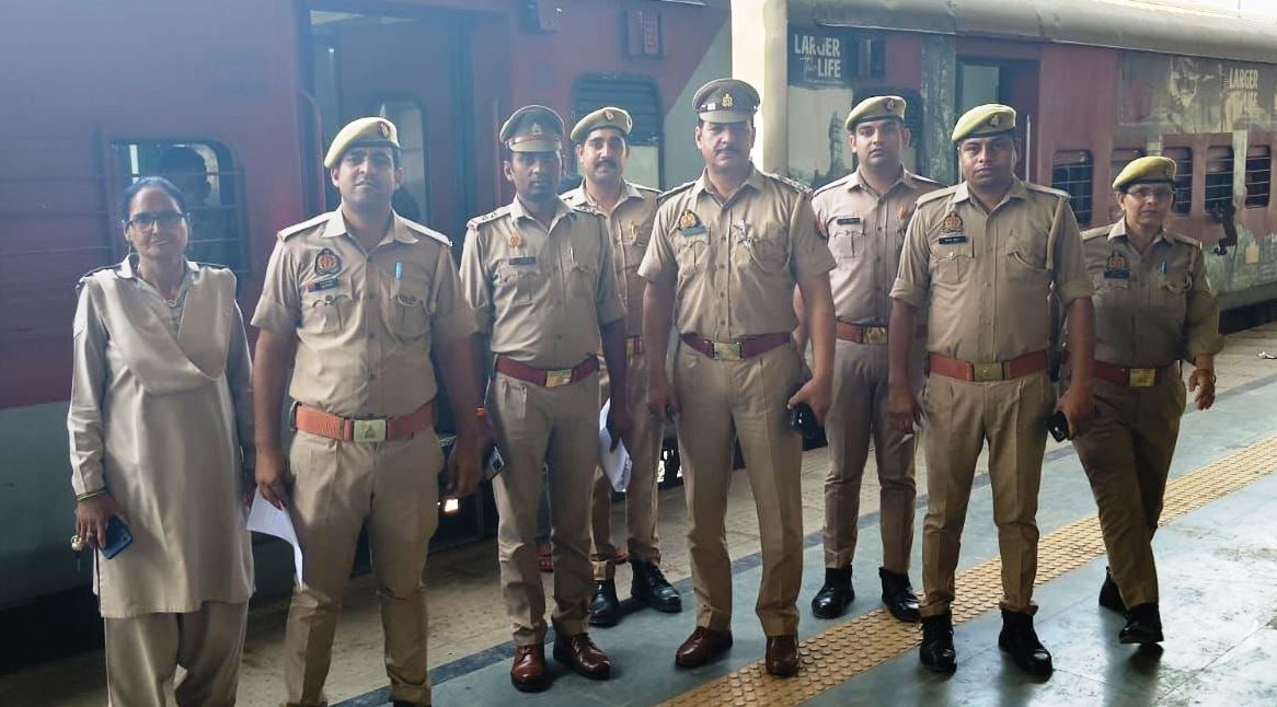 मानव तस्करी के खिलाफ पुलिस ने चलाया जागरूकता अभियान, रेलवे स्टेशन पर दी जानकारी, लालच और शोषण से बचने की सलाह