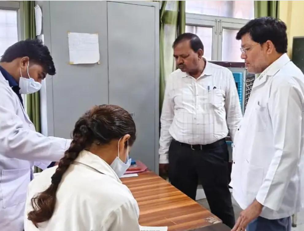सादाबाद : सुरक्षित मातृत्व अभियान का गर्भवती महिलाओं ने लिया लाभ, डेढ़ सौ से ज्यादा महिलाओं ने कराया था पंजीकरण, सीएमओ ने किया निरीक्षण