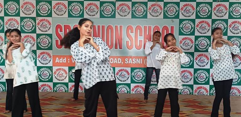 सासनी के एसबीएस यूनियन स्कूल में धूमधाम से मनाया गया मदर्स डे, प्रतियोगिताओं के जरिए बच्चों ने जताया माँ के प्रति प्रेम