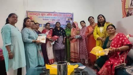 जायंट्स ग्रुप ऑफ हाथरस डायमंड ने वृद्ध माताओं को साड़ियां भेंट कर मनाया मदर्स डे