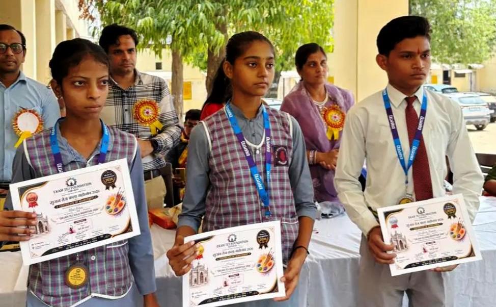 चित्रकला प्रतियोगिता में खुशी और सुमित रहे अव्वल, सादाबाद इंटर कॉलेज में एकमतेज फाउंडेशन द्वारा हुआ आयोजन