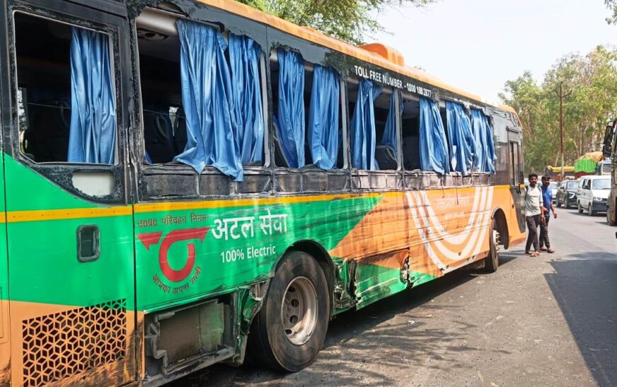 सासनी में नेशनल हाईवे पर भीषण भिड़ंत, आगरा फोर्ट डिपो की बस और टैंकर टकराए, दो यात्री घायल