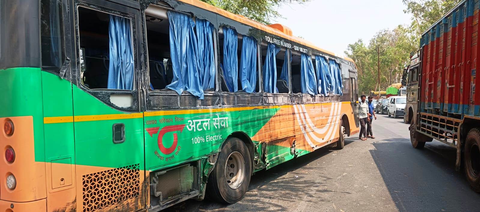 सासनी में नेशनल हाईवे पर भीषण भिड़ंत, आगरा फोर्ट डिपो की बस और टैंकर टकराए, दो यात्री घायल