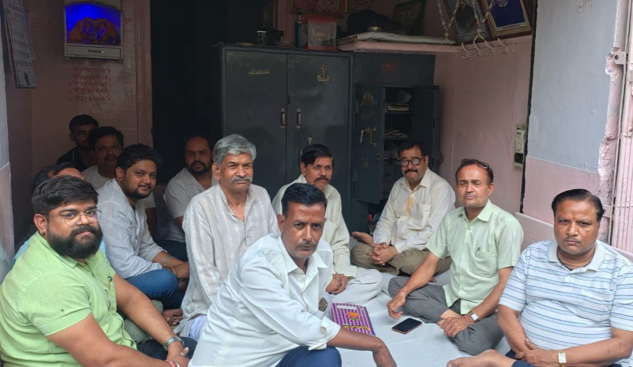 सोना न खरीदने की अपील से छोटे सर्राफा व्यापारियों की टूटी कमर, हाथरस एसोसिएशन ने जताई चिंता, कहा – विदेशी मुद्रा बचाने के लिए पीएम-सीएम स्वयं अपने विदेशी दौरे और ईंधन खर्चों में करें कटौती