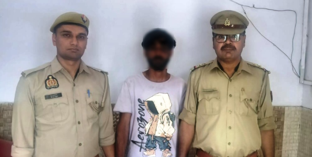 सिकंदराराऊ पुलिस ने अवैध तमंचा व कारतूस के साथ युवक को किया गिरफ्तार
