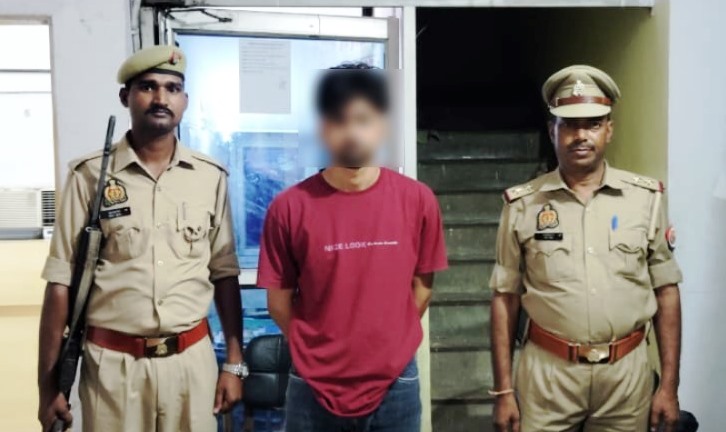 हाथरस में अवैध असलाह के साथ आरोपी गिरफ्तार, सोशल मीडिया पर तमंचे संग वायरल हुई थी फोटो