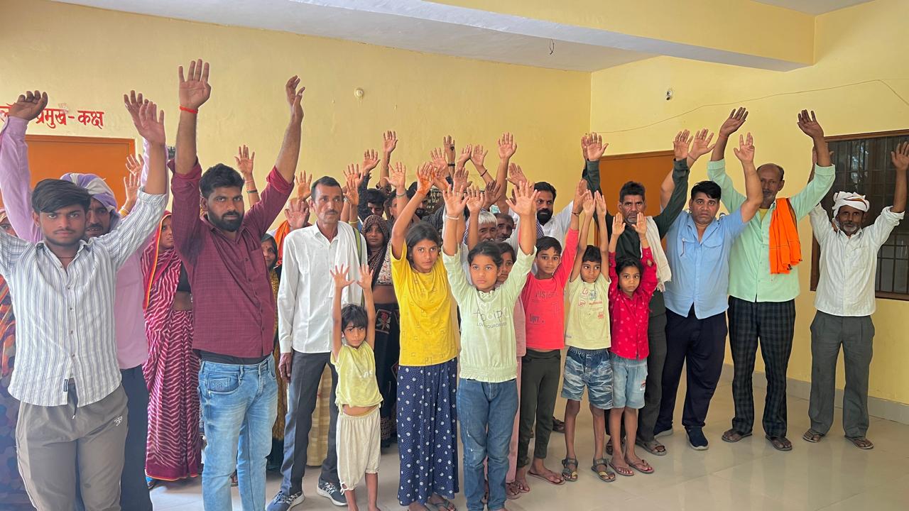 सिकंदराराऊ : ग्रामीणों ने जल निकासी समस्या को लेकर एसडीएम न्यायिक को सौंपा ज्ञापन, ग्राम प्रधान पर लगाए गंभीर आरोप