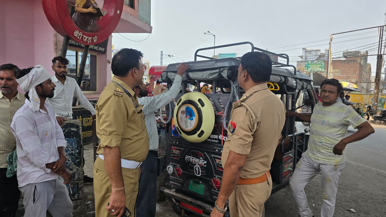 हाथरस में ई-रिक्शा सत्यापन अभियान शुरू, यात्रियों की सुरक्षा के लिए चालक की पूरी जानकारी होगी दर्ज
