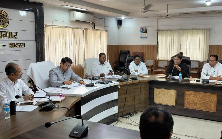 विद्युत आपूर्ति में लापरवाही बर्दाश्त नहीं, डीएम अतुल वत्स ने दिए निर्बाध बिजली और सही बिलिंग के सख्त निर्देश