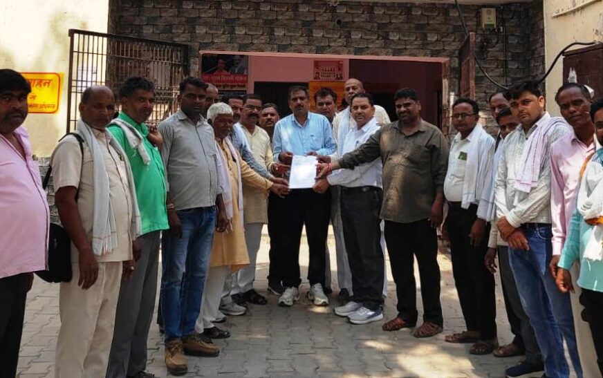 हाथरस में ग्राम प्रधानों ने उठाई कार्यकाल बढ़ाने की मांग, मुख्यमंत्री के नाम बीडीओ को सौंपा ज्ञापन