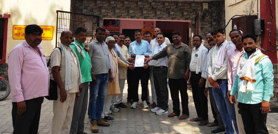 हाथरस में ग्राम प्रधानों ने उठाई कार्यकाल बढ़ाने की मांग, मुख्यमंत्री के नाम बीडीओ को सौंपा ज्ञापन