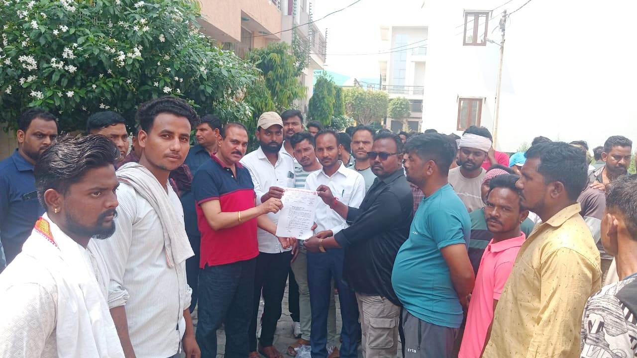 स्थायी यूनियन की मनमानी के खिलाफ लामबंद हुए आउटसोर्सिंग कर्मचारी, अनावश्यक ट्रांसफर और नियमों को थोपने का आरोप, सफाई कर्मियों ने सौंपा ज्ञापन