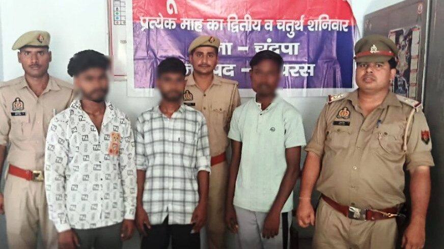 थाना चंदपा पुलिस ने जुआ खेलते तीन अभियुक्तों को दबोचा, नकदी और ताश बरामद