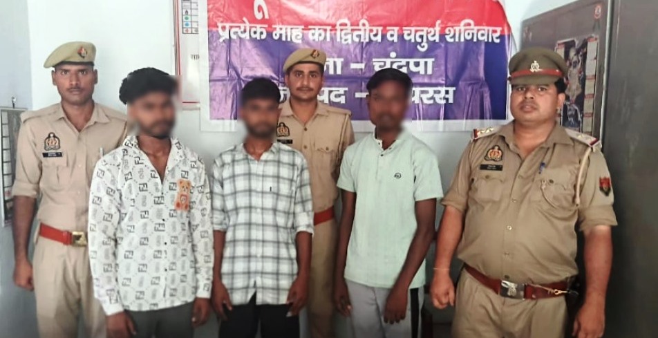 थाना चंदपा पुलिस ने जुआ खेलते तीन अभियुक्तों को दबोचा, नकदी और ताश बरामद