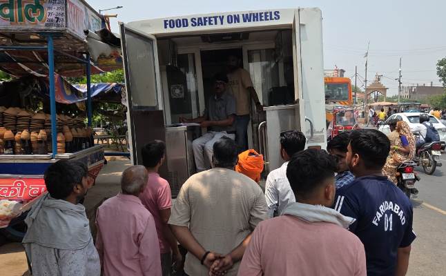 हाथरस में खाद्य विभाग ने मौके पर परखे मसाले और मिठाइयां, स्कूल में मिड-डे मील की हुई जांच, बच्चों को सिखाए स्वच्छता के गुर