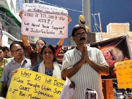 हाथरस की बेटी ट्विशा शर्मा को न्याय दिलाने के लिए निकला कैंडल मार्च, आरोपी पति की गिरफ्तारी और निष्पक्ष जांच की उठी मांग