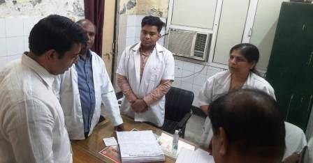 DM अतुल वत्स के कड़े निर्देश, बोले किसी भी परिस्थिति में बाहर की दवाएं लिखना बर्दाश्त नहीं, जांचों में लाएं पारदर्शिता, जिला अस्पताल पहुंचे जिलाधिकारी अतुल वत्स