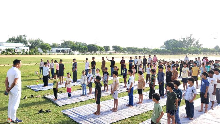 पुलिस लाइन में 9 दिवसीय समर कैंप का शुभारंभ, बच्चों को कराया गया योगाभ्यास