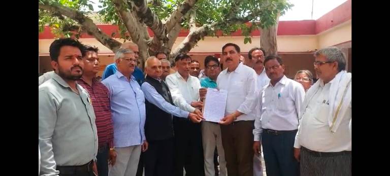 लखनऊ लाठीचार्ज के विरोध में अधिवक्ताओं ने सौंपा ज्ञापन, सुरक्षा कानून लागू करने की मांग