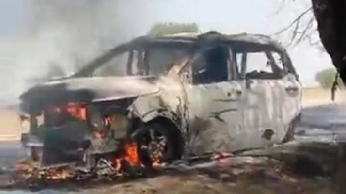 सादाबाद : चलती कार में लगी आग लगने से पिता-पुत्र झुलसे, मिढ़ावली क्षेत्र में गांव पोलरा के पास आग का गोला बनी कार