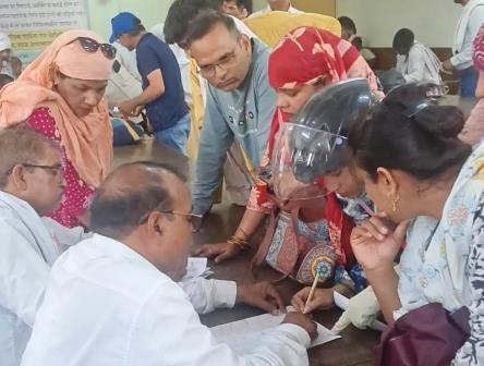 जनगणना किट वितरण में अव्यवस्था, 22 मई से शुरू होगा जनगणना कार्य, तहसील के कर्मचारी पर शिक्षक से अभद्रता का आरोप