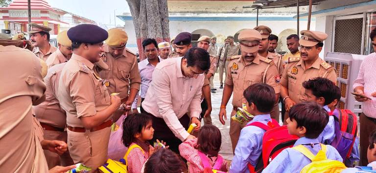 पुलिस की सराहनीय पहल : 15 जरूरतमंद बच्चों का कराया स्कूल में दाखिला