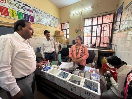 सीएमओ का औचक निरीक्षण, पीएचसी सलेमपुर बंद मिली, कई स्वास्थ्य कर्मियों के वेतन पर रोक